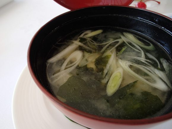 朝食にはお味噌汁も!